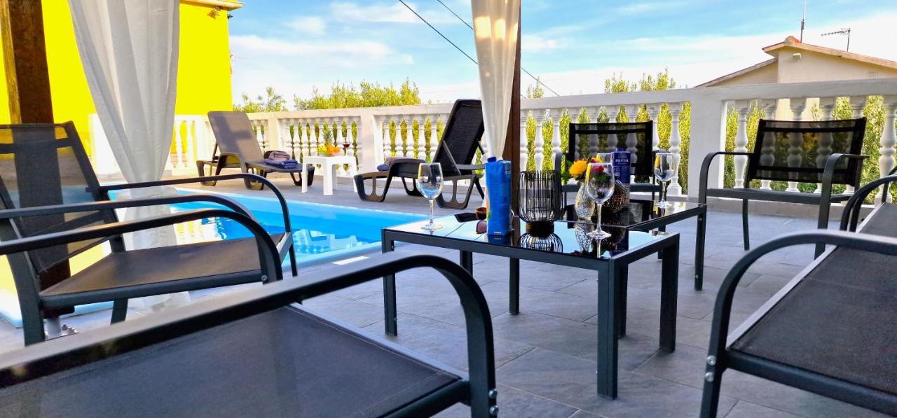 Sunny Holiday House With Pool Kaštela Exterior foto